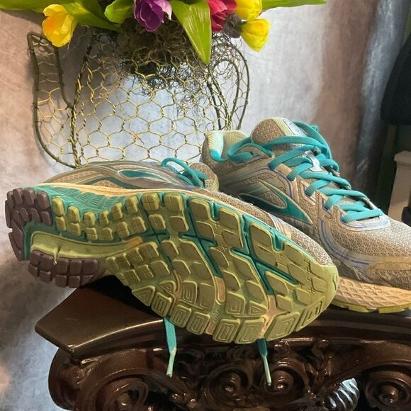 BROOKS GTS. GREAT SHOES FOR WORK OR PLAY SIZE 9.5 wide - Picture 4 of 13